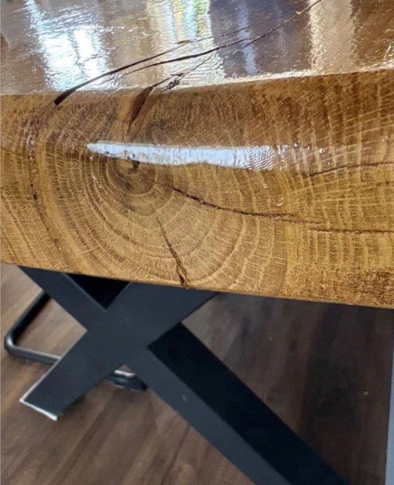 Image 1 of Mesa de roble macizo con base de acero.