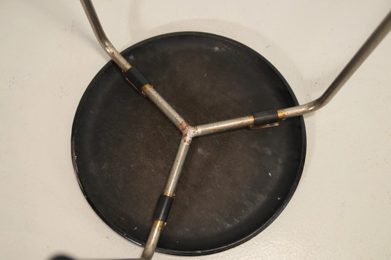 Very early edition Arne Jacobsen DOT stool model 3170 by Fritz Hansen – Wood, Brass, Vintage (photo 7 of 8)