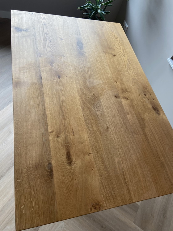 Moderne eikenhouten eettafel met zwart stalen onderstel – Wood (photo 3 of 5)