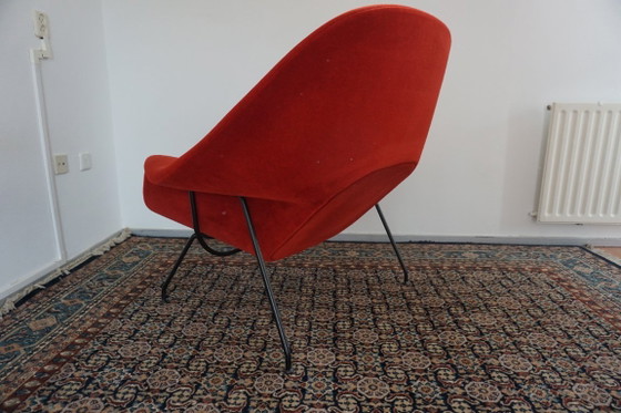 Knoll Womb Chair in red alpaca - Eero Saarinen, Chairs and lounge chairs, Metal, Textile, Black (photo 5 of 17)