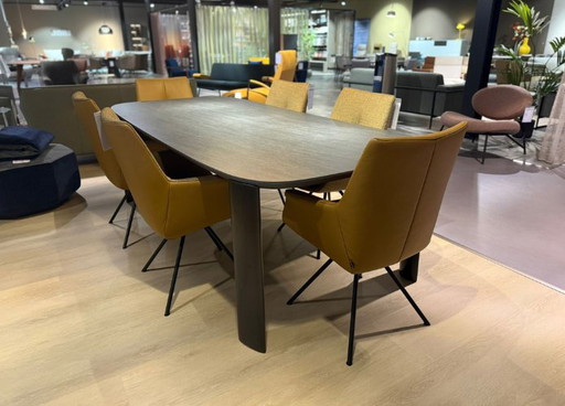 Leolux Tico Dining Table