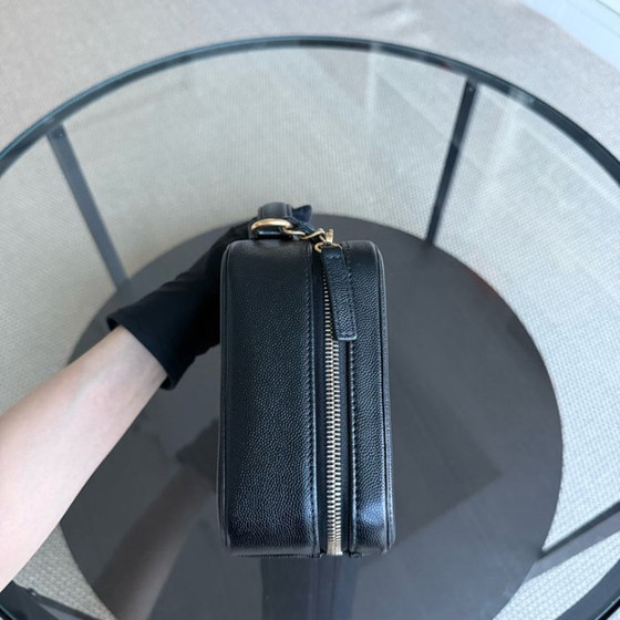 Image 1 of Chanel Filigraan Toilettas Medium - Caviar Gewatteerd Kalfsleer met Korrelnerf Zwart Goudkleurige Hardware Serie 27