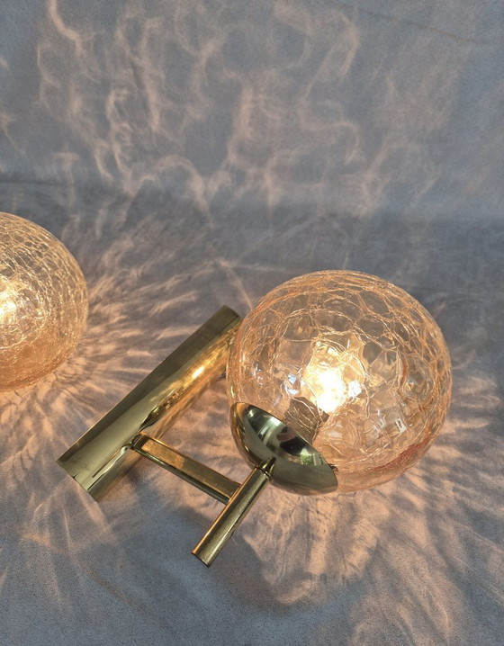 Image 1 of Set van twee Fischer 724/1 messing wandlampen met craquelé glazen bol, mid-century stijl, E14 fitting.