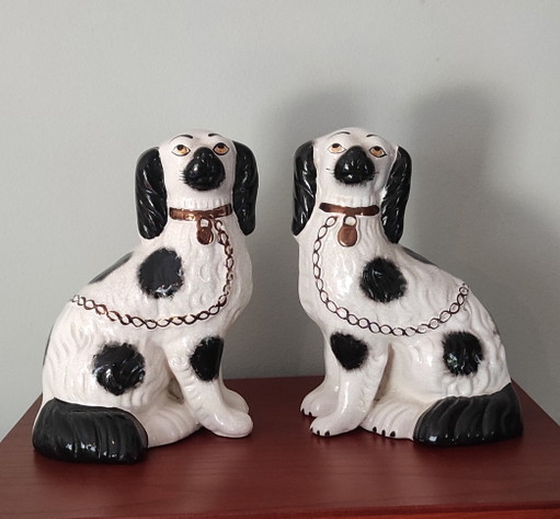 Chiens de cheminée style Staffordshire vintage (paire) – Céramique noire et blanche – 23 cm