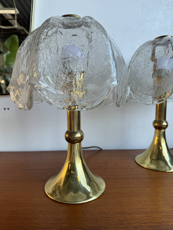 Image 1 of Lampada da tavolo vintage in ottone e vetro ghiacciato: eleganza di metà secolo