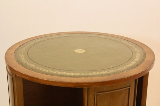Engelse Regency Stijl Trommel Tafel met Bewerkt Lederen Blad, Bijzettafels, Leer, Messing, Groen (foto 6 van 7)