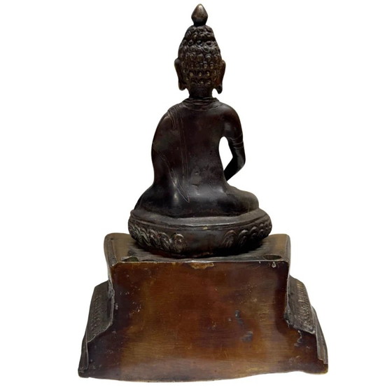 Bouddha Shakyamuni de l'Himalaya antique avec auréole – XVIIe-XVIIIe siècle – Lot 406 – Sculptures, Bronze (photo 21 of 25)