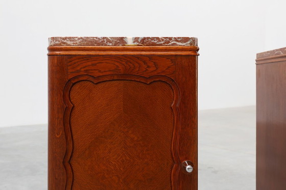 Image 1 of Paar Art Deco nachtkastjes van eikenhout met marmeren blad, Frankrijk ca. 1925