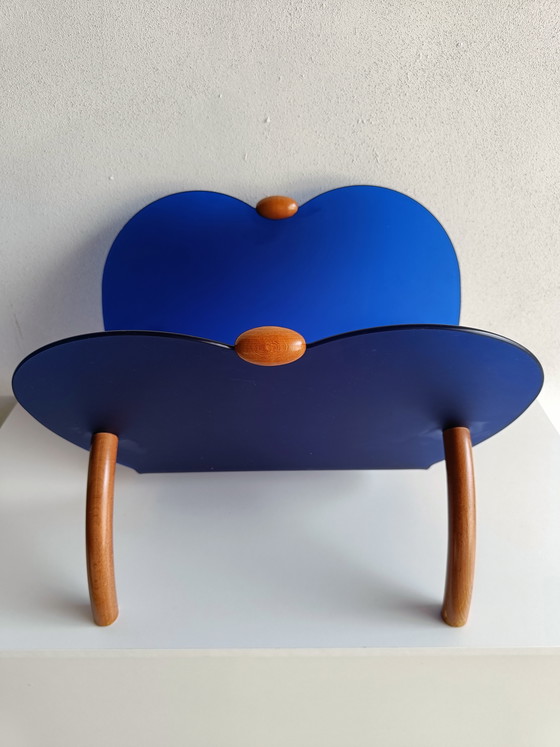 Image 1 of Italienischer postmoderner Zeitschriftenständer aus blauem Kunststoff und gebogenem Holz, 1990er Jahre, Calligaris-Stil