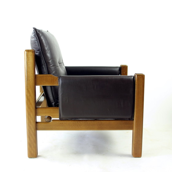 Image 1 of Bruine leren en walnoten lounge stoelen van TON, Tsjecho-Slowakije, set van 2
