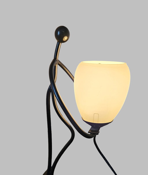 Lampada da tavolo dal design giocoso – Metallo figurativo e vetro opaco
