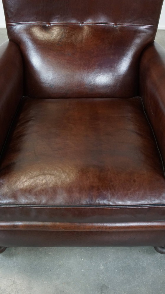 Image 1 of Comfortabele, donkere antieke schapenleren Engelse armchair