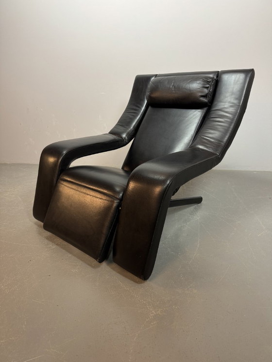 Image 1 of Italian Mid-Century Design 'Kilkis' Black Leather Lounge Chair with Integrated Small Sidetable, Designed by Ammaniti & Vitello 