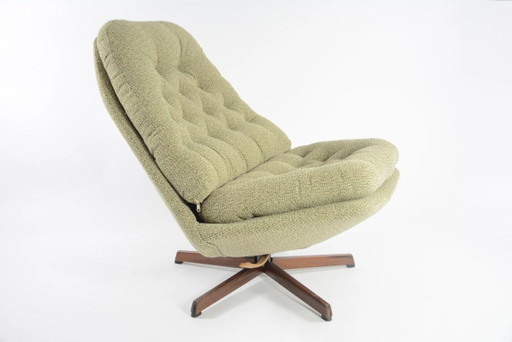 Green swivel Scandinavian armchair
