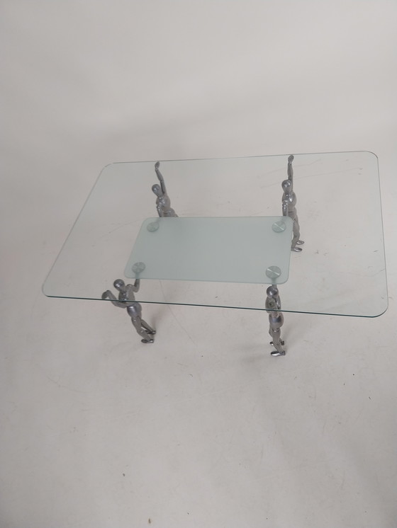 Image 1 of 1 x Tavolino in vetro trasportato da 4 bambole in alluminio anni '80