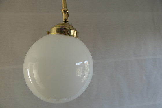 Image 1 of Art Déco – 3 lampade da scuola, lampadario a sospensione con vetro opalino e struttura in ottone - Altezza regolabile