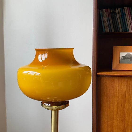 Image 1 of Grote vintage lamp van bruin en geel opaalglas en messing.