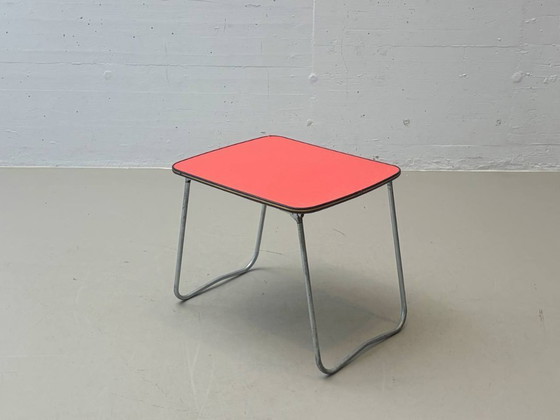 Image 1 of Opklapbaar bijzettafeltje met rood Formica blad, jaren 70
