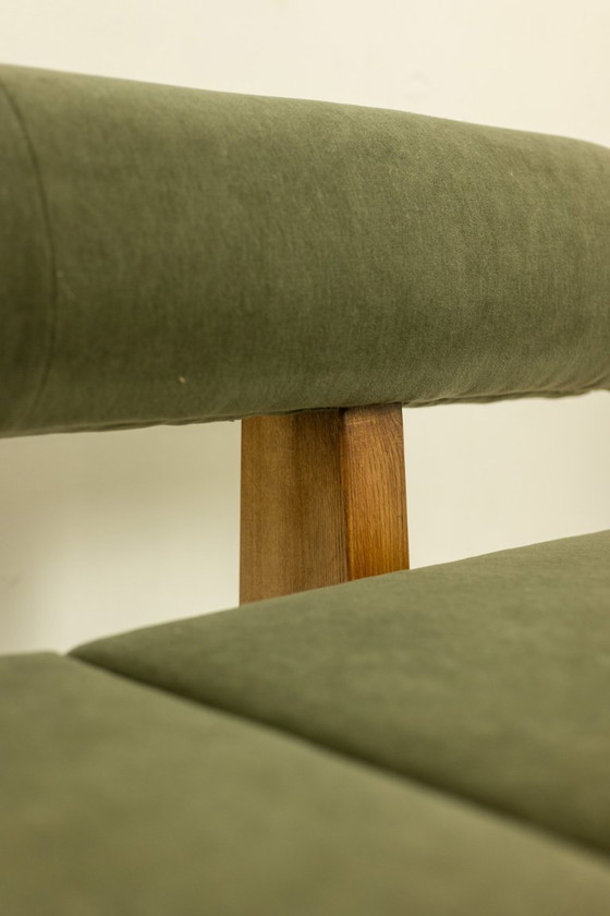 Image 1 of Banco de tres plazas en fresno claro y terciopelo mohair verde. Contemporáneo.