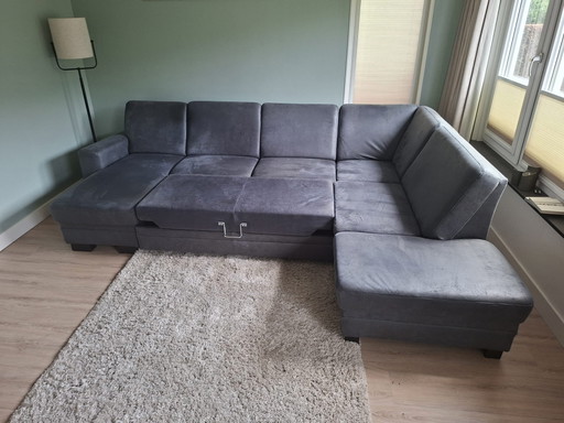 Sofá en forma de U con función de cama.