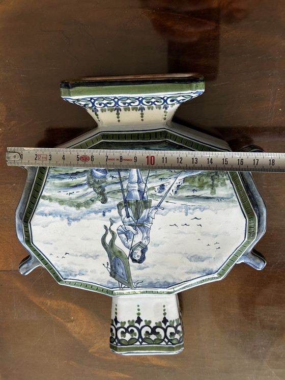 Image 1 of Vaso ottagonale, fine XIX secolo, in stile Delft - marchio non identificato