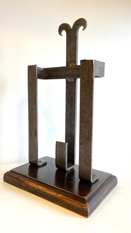Portacerillas antiguo de hierro forjado para chimenea