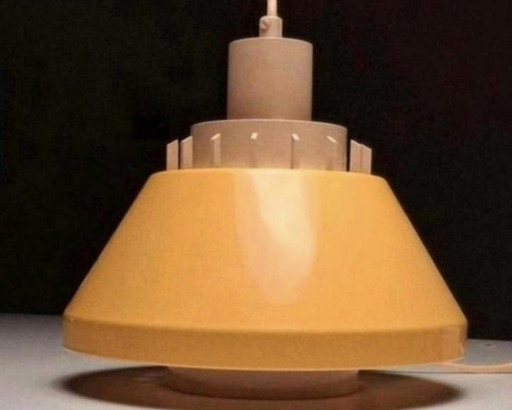 Lampada a sospensione vintage gialla Lyskaer Belysning. Modello 854