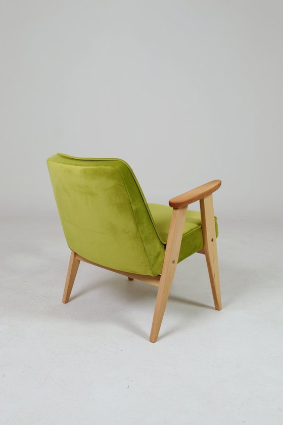 Image 1 of Vintage loungestoel, perengroen fluweel, natuurlijk geolied hout.
