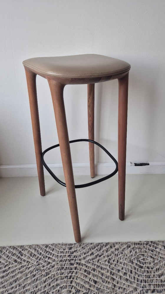 3 x Artisan Neva Hocker, 79 cm hoch, mit Ledersitz und schwarzer Fußstütze, in sehr gutem Zustand (photo 16 of 24)