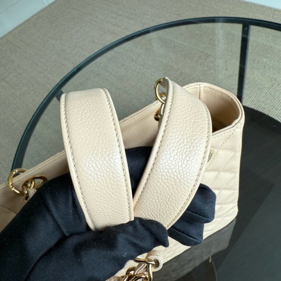 Image 1 of Sac cabas Chanel PST Petite Shopping Tote - Cuir de veau grainé matelassé caviar beige clair, finitions dorées