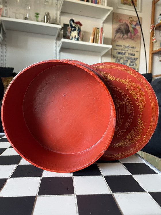 Image 1 of Rot und Gold lackierte Holzkiste 19. Jahrhundert