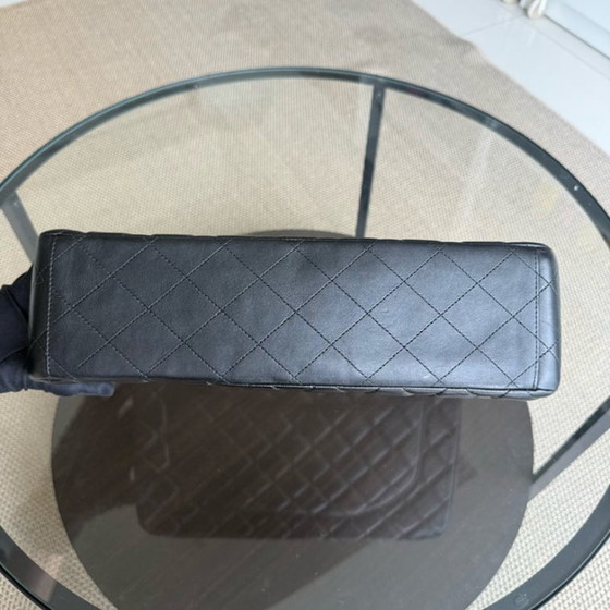 Image 1 of Chanel Classic Flap Maxi - 33 cm gewatteerde enkele flap lamsleer zwart zilverkleurige hardware Serie 13