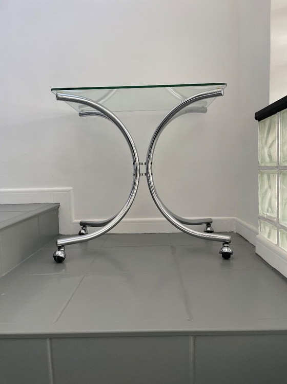 Image 1 of Salontafel van chroom en glas met wielen