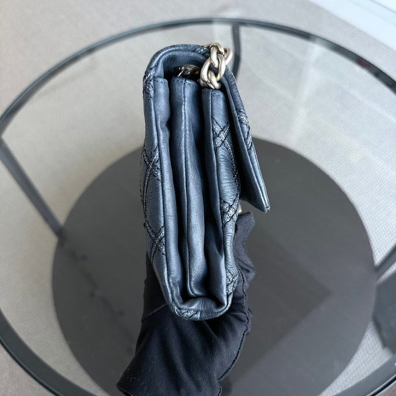 Image 1 of Chanel Seasonal Flap - Iriserende stiksels, gewatteerd leer, donkerblauw, goudkleurige hardware, serie 19