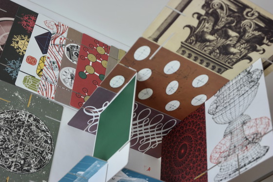 Image 1 of Eames, reusachtig kaartenhuis, ontworpen door Ray & Charles in 1952