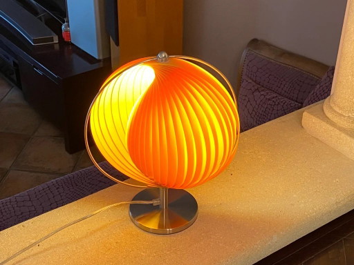 Moon lamp by Verner Panton. Reissued by Kare. 1980. – tafellampen, Plastic, Metal (photo 2 of 5)