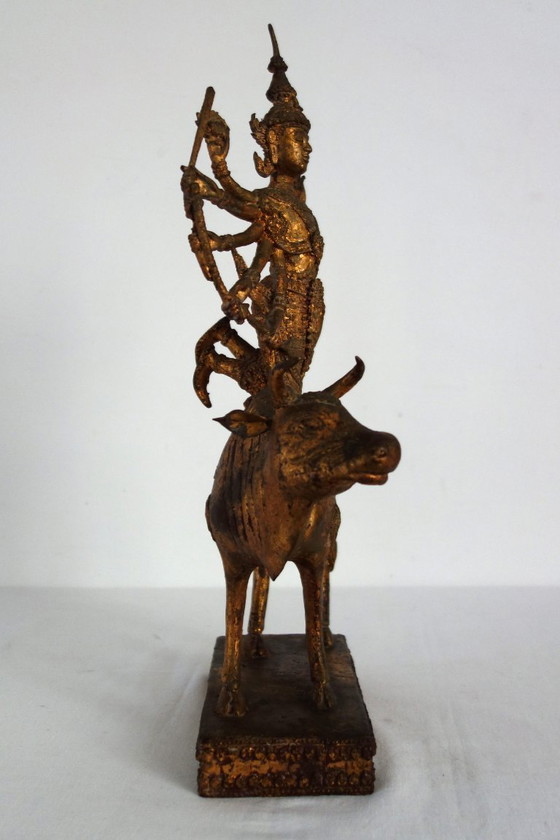 Image 1 of Statua in bronzo dorato di Shiva a Nandi, India, metà del XX secolo.