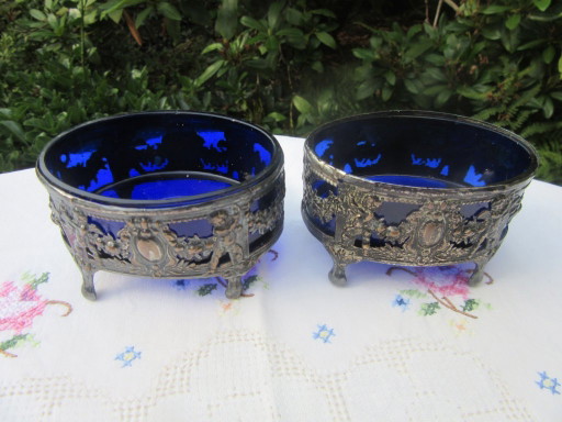 Par de saleros antiguos plateados con inserciones azul cobalto (adjuntos) – tafelaccessoires, Glass, Metal