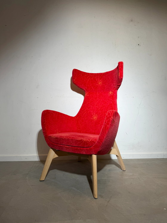 Sillón auxiliar de respaldo alto en terciopelo rojo con estampado floral. – Sillones (photo 4 of 7)