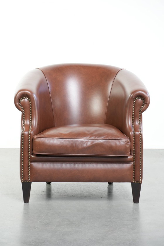 Image 1 of Bellissima e comoda poltrona club in stile inglese, rivestita in pelle di vacchetta color cognac.