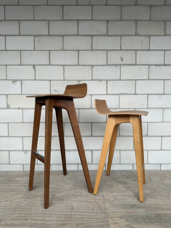 Image 1 of Zeitraum Morph Taburete Alto Nogal Americano