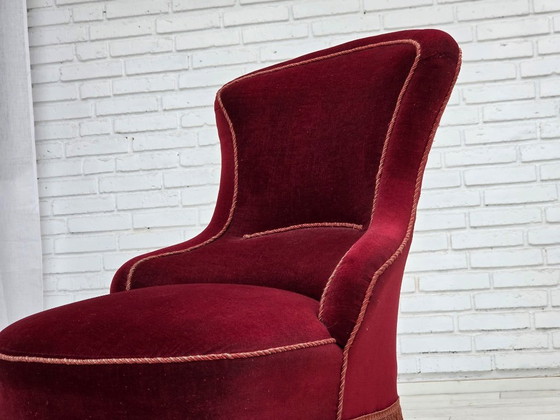 Image 1 of Sillón de cóctel danés de la década de 1950, tapizado en terciopelo rojo cereza.