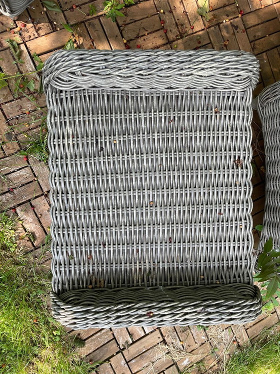 Image 1 of Conjunto de tumbonas de jardín grises con una mesa pequeña.