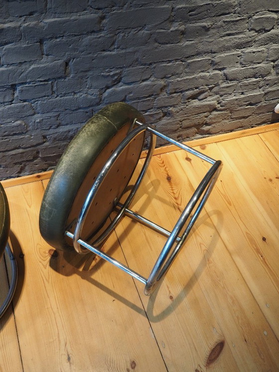 Image 1 of Deux tabourets, sièges, chrome et cuir vert, thème cirque