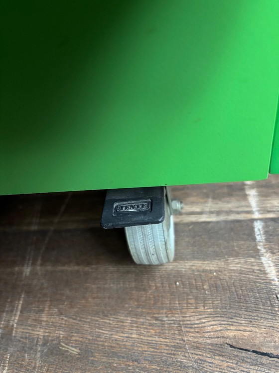 Image 1 of Aparador de 4 puertas verde brillante