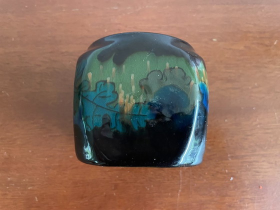 Image 1 of Arnhemsche Fayencefabriek - Zwei quadratische Kerzenständer aus glänzendem Steingut im Jugendstil