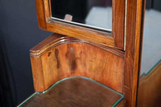 Image 1 of Coiffeuse avec grand miroir taillé et deux miroirs latéraux pivotants provenant d'un intérieur spécial !