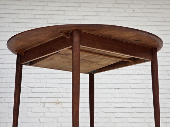 Image 1 of Table ronde de salle à manger pliante danoise des années 1960, en bois de teck, état d'origine