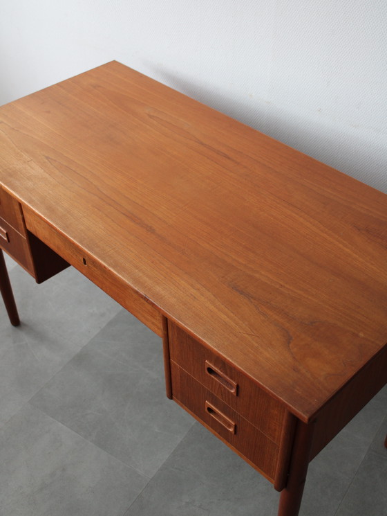Image 1 of Vintage Deens vrijstaand bureau in teak