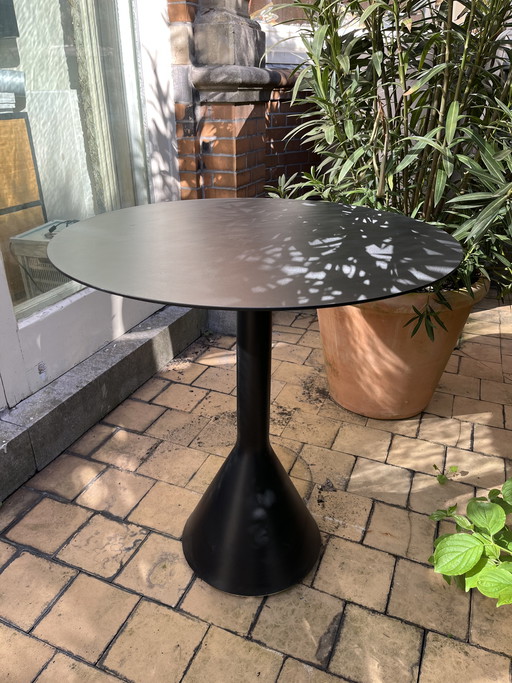 HAY kegelvormige tafel in zwart, rond, 70 cm.